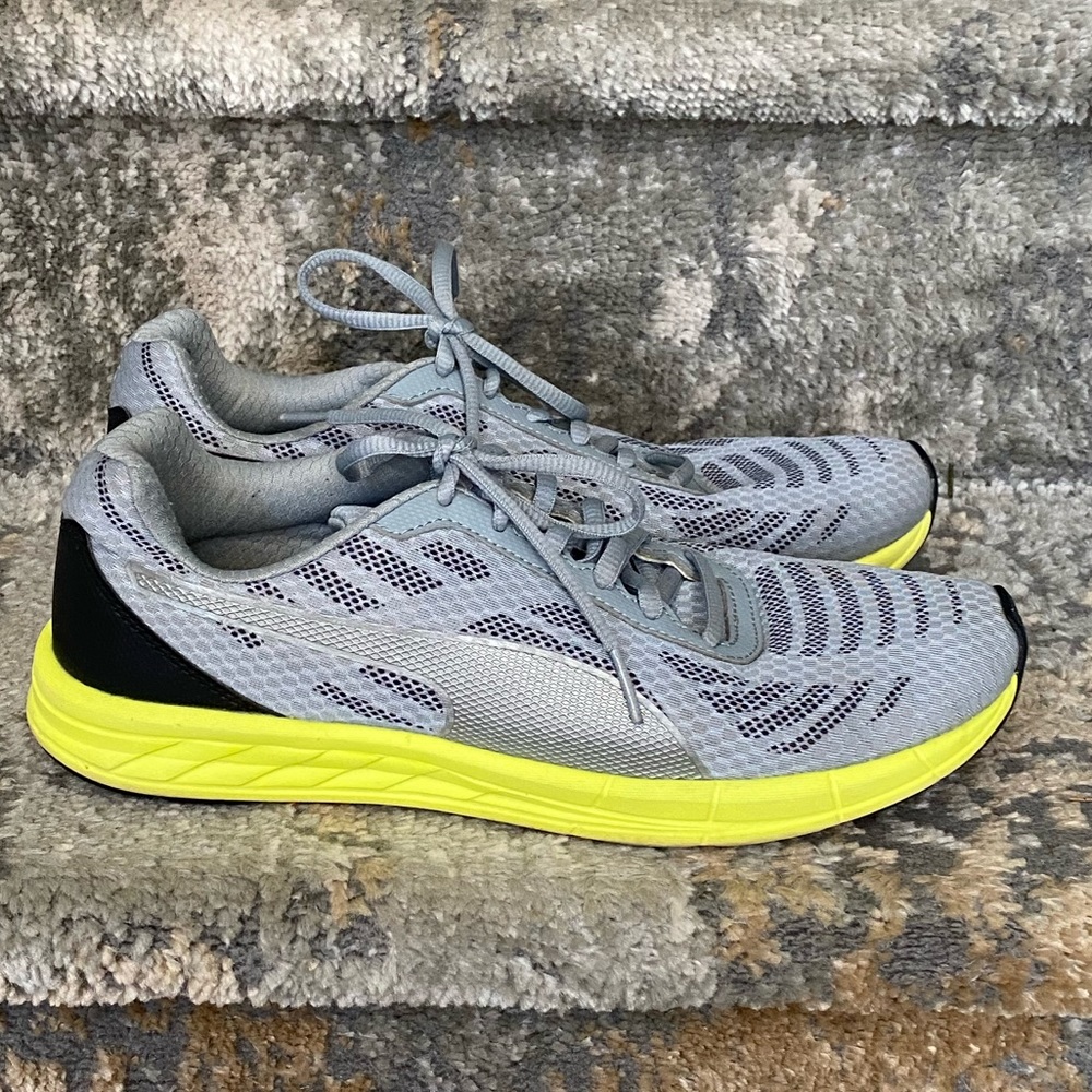 🤩EUC Lightweight Chic Puma Sneakers 🤩
Ladies Sz. 9 / Mens Sz 7.5